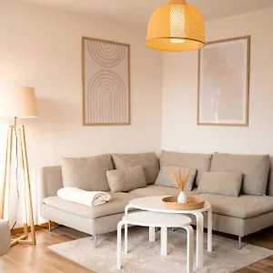 Apartment C4s Come4stay - 3-zi Whg I Zentrale Lage I Parkplatz I Balkon I Wifi I Smarttv I 1 Kingsize, 1 Queensize Bett I Office Arbeitsplatz I Wohnbereich Mit Couch Und Essbereich I Voll Ausgestattete Kueche I Nespresso, Altötting